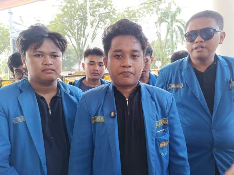 Ketua PC PMII Balikpapan, Hijir Ismail Aziz (tengah) bersama anggotanya usai unjuk rasa di DPRD Balikpapan, Senin (4/5/2026). (Foto: Achmad Fadillah/Pusaranmedia.com)