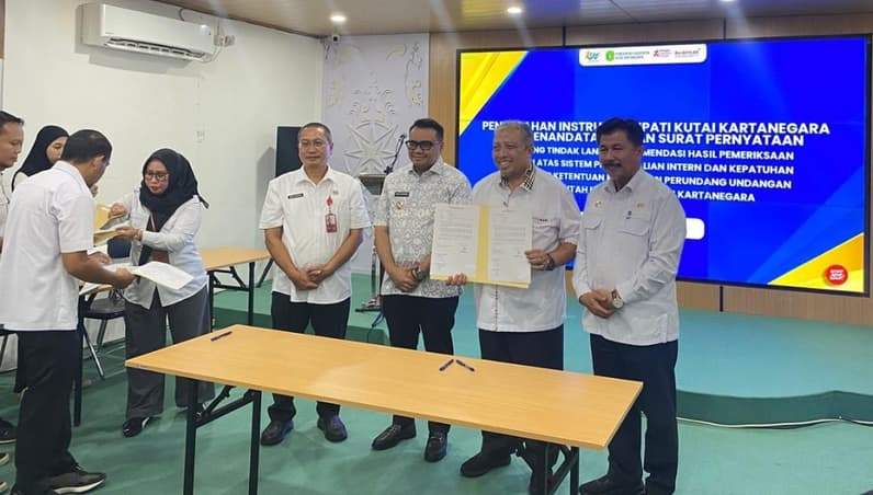 Bupati Kutai Kartanegara, Aulia Rahman Basri, menyerahkan Instruksi Bupati terkait tindak lanjut Laporan Hasil Pemeriksaan (LHP) Pemkab Kukar Tahun 2025 kepada seluruh OPD. (Foto: Aswin/pusaranmedia.com)