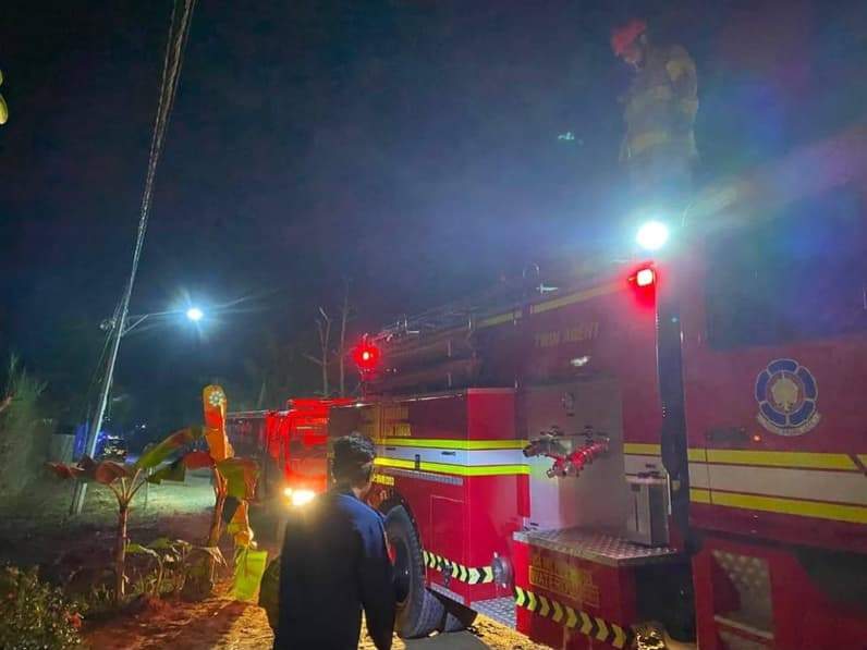 Terlihat petugas Disdamkartan Kutim menangani kebakaran rumah di Jalan A.W. Syahrani, Sangatta Utara. (Foto: Dok. Disdamkartan Kutai Timur)