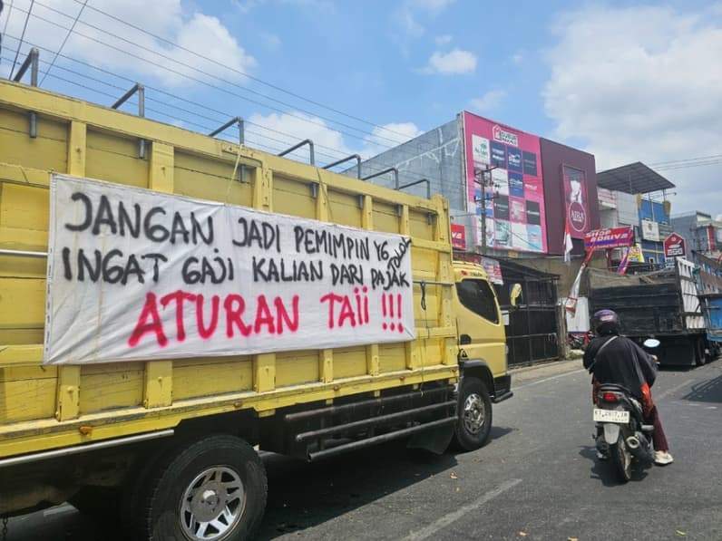 Ratusan truk menutupi jalan menuju Balai Kota Samarinda, buntut pembatasan kupon subsidi. (Foto: Herdi/Pusaranmedia.com).