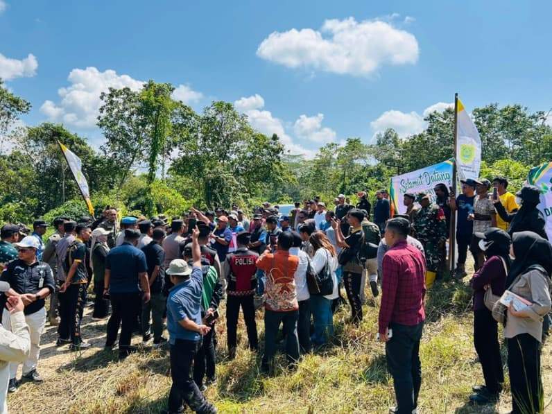 Sejumlah warga bersama aparat keamanan berkumpul dalam pertemuan bersama Wakil Bupati Berau membahas persoalan batas wilayah dan lahan di kawasan Kampung Merancang Ulu. (Foto: Nur Hidayah/Pusaranmedia.com)