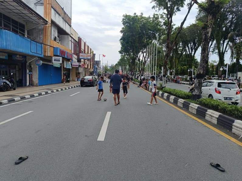 Sekelompok anak-anak bermain bola di tengah aksi unjuk rasa di Gedung DPRD Balikpapan, Senin (15/6/2026). (Foto: Achmad Fadillah/Pusaranmedia.com)