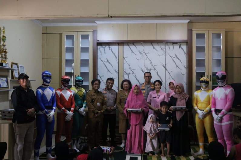 SPPG Polres PPU saat menyalurkan MBG untuk balita dan ibu hamil di Kelurahan Nipah-Nipah. (Foto: Humas Polres PPU)