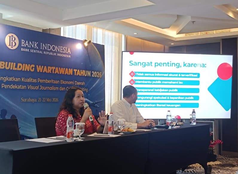 Praktisi media nasional, Michael Muslimawati (kiri) saat menyampaikan materi dalam capacity building di Hotel Platinum, Kamis (21/5/2026). (Foto: Achmad Fadillah/Pusaranmedia.com)