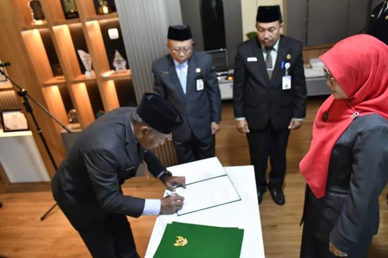 Prosesi penandatanganan surat tugas empat ASN di lingkungan Pemkab Paser yang dilantik oleh Sekda Paser Katsul Wijaya. (Foto : Dok Prokopim Paser)