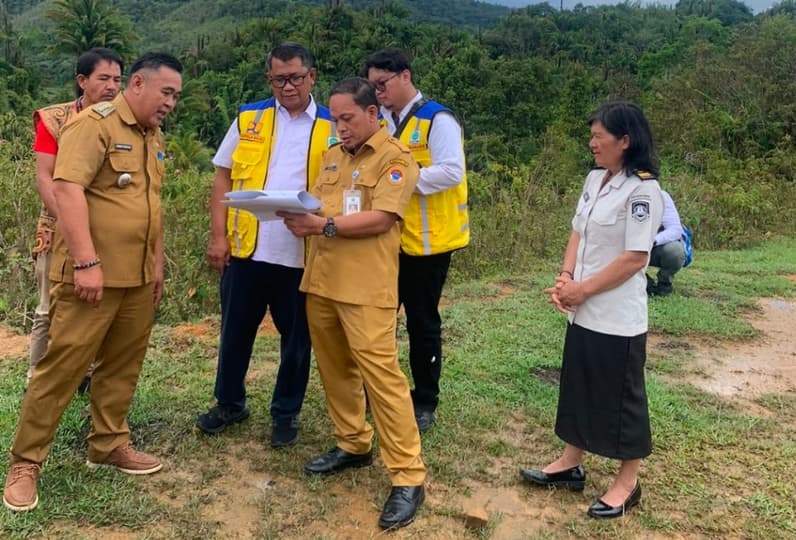 Deputi Bidang Pengelolaan Batas Wilayah Negara BNPP RI Dr Nurdin saat mengecek secara langsung lokasi pembangunan PLBN Long Midang di Krayan (Foto: BPPD Nunukan)