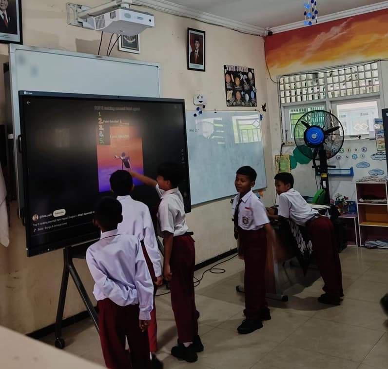 Smart Board di SDN 011 Bontang Selatan. (Foto: Lutfi Aziz/Pusaranmedia.com)