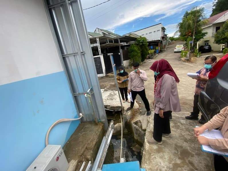 Pengecekan saluran air limbah di SPPG MT Haryono pada April 2026 lalu. (Foto: Tri/Pusaranmedia.com)