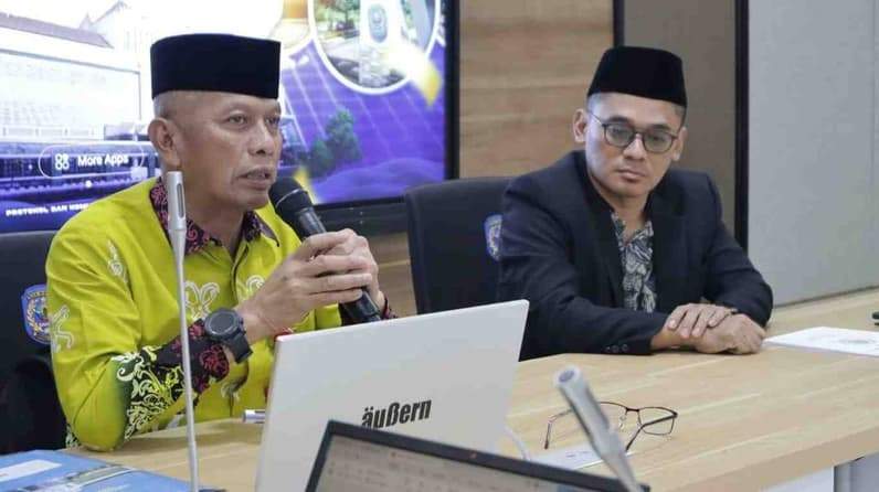 Ketua Pansus II Eko Wulandanu (kanan) dan Sekretaris Daerah (Sekda) Kota Bontang Sony Suwito Adicahyono (kiri) (Dok:Lutfi Aziz/Pusaranmedia.com)