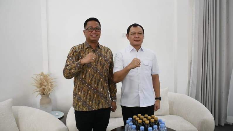 Bupati Paser, dr Fahmi Fadli (kanan) bersama Manajer UP3 PLN Balikpapan, Hendy Gita Wedhatama. (Foto : Dok Prokopim Paser)