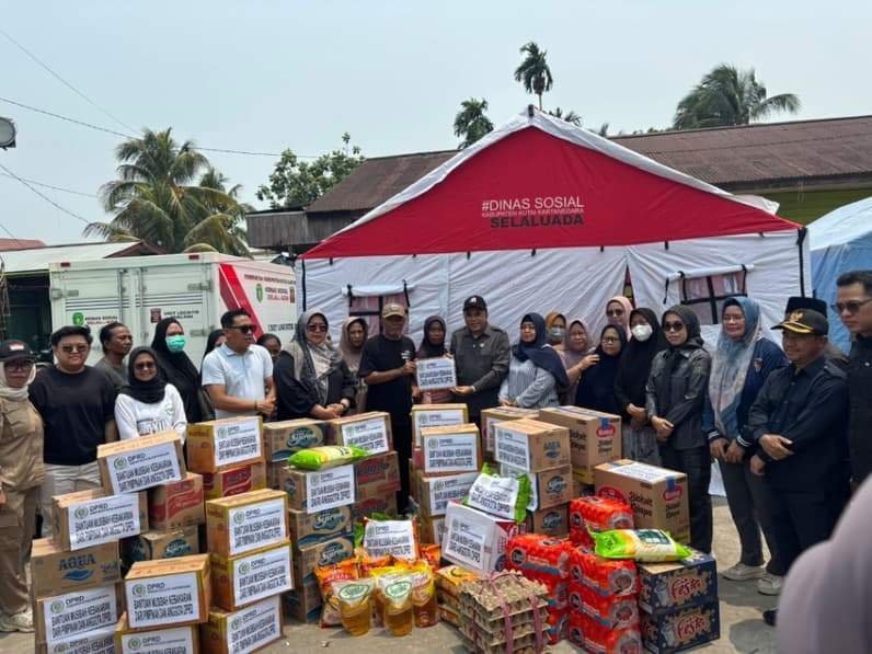 Dewan Perwakilan Rakyat Daerah (DPRD) Kabupaten Kutai Kartanegara (Kukar) menyalurkan bantuan kepada warga terdampak kebakaran di Jalan A.M. Alimuddin, RT 33, Kelurahan Melayu, Kecamatan Tenggarong (Foto: Aswin/pusaranmedia.com)