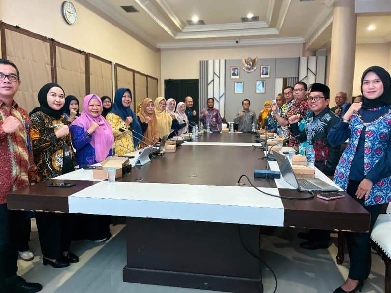 Foto bersama sekda berau usai membuka kegiatan Focus Group Discussion (FGD) Penyusunan Dokumen Peta Jalan Pembangunan Kependudukan Kabupaten Berau Tahun 2025-2029. (Foto: Nur Hidayah/ pusaranmedia.com)