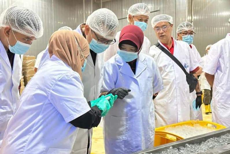 Kepala KRI Tawau Dino Nurwahyudin saat mengunjungi salah satu lab pengolahan hasil perikanan di Kunak, Sabah - Malaysia (Foto: KRI Tawau)