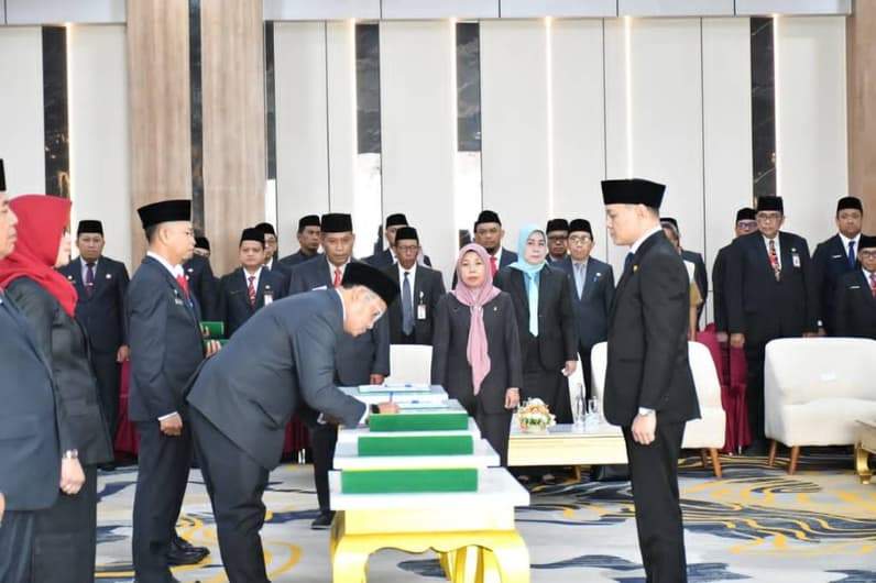 Saat Bupati Paser, dr Fahmi Fadli menjalankan rangkaian pelantikan 90 pejabat. (Foto : Prokopim Paser)