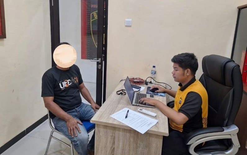 Polisi di Sangkulirang saat melakukan penyidikan terhadap perempuan pelaku prostitusi online. (Foto: Dok.Polres Kutim)