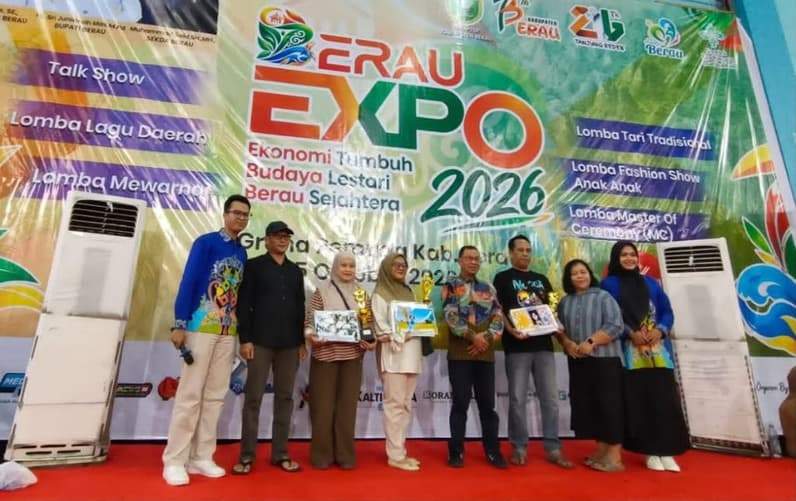 Kepala Diskominfo Berau menyerahkan hadiah lomba fotografi di panggung utama dalam GOR Pemuda. (Foto: Diskominfo Berau)