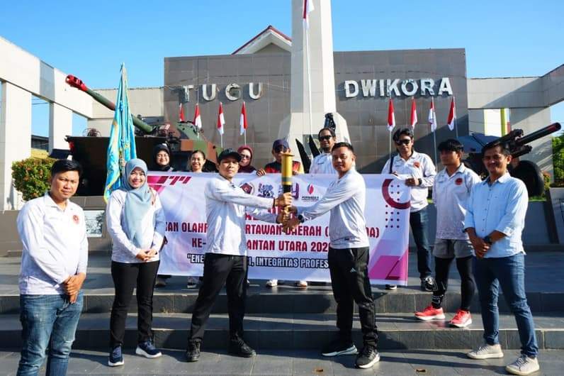 Ketua SIWO PWI Nunukan Alamsyah menyerahkan obor Porwada II Kaltara ke Ketua Sub PB Hasanuddin (Foto: Diansyah/pusaranmedia.com)