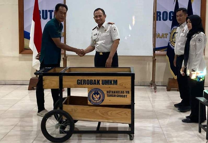 Saat Kepala Rutan Kelas IIB Tanah Grogot Aris Tryanto menyerahkan bantuan gerobak UMKM kepada WBP. (Foto : Luthfi/Pusaranmedia.com)