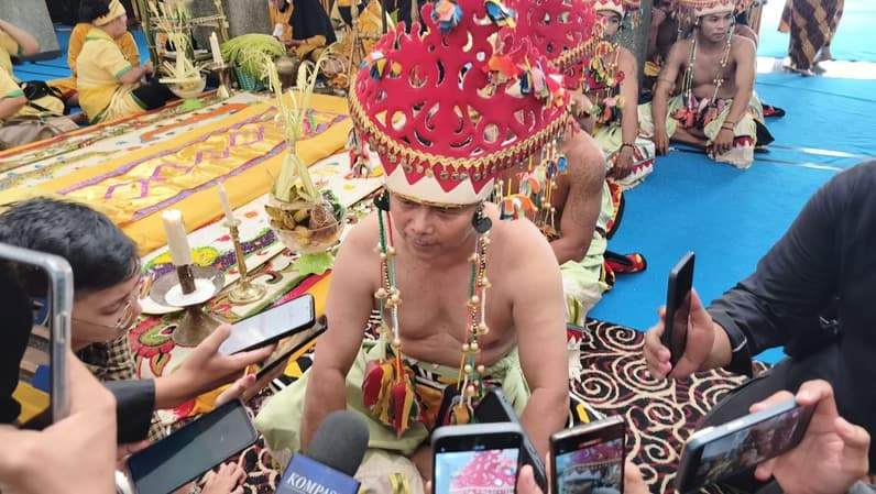Penutur Bahasa Belian, Sartin. (Foto: Aswin/Pusaranmedia.com)