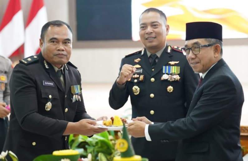 Momen Kapolres Kutim, AKBP Fauzan Arianto (tengah) saat berpose dengan Bupati Kutim, Ardiansyah Sulaiman (kanan). (Foto: Dok.Prokopim Kutim)