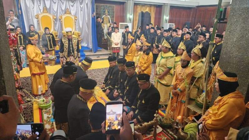 Momen perebahan tiang ayu erau 2026 (Foto: Aswin/pusaranmedia.com)