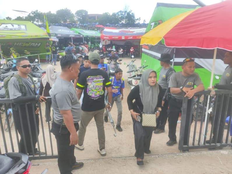Kompi 2 Batalyon C Pelopor Satbrimob Polda Kaltim berjaga di pintu masuk ke stand pedok dalam acara Paser Cup Race 2026 Kapolres Paser Cup di Sirkuit Tana Paser. (Foto: Luthfi/Pusaranmedia.com)
