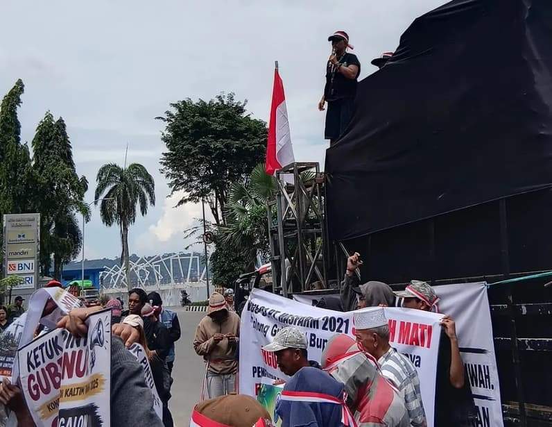 Unjuk rasa di depan kantor Gubernur Kaltim terkait konflik lahan di Kaltim. (Foto: Herdi/Pusaranmedia.com)