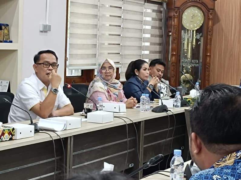 Anggota Komisi III DPRD Balikpapan, Wahyullah Bandung (kiri) dalam RDP Pansus LKPJ 2025 di ruang rapat gabungan, Senin (27/4/2026). (Foto: Achmad Fadillah/Pusaranmedia.com)
