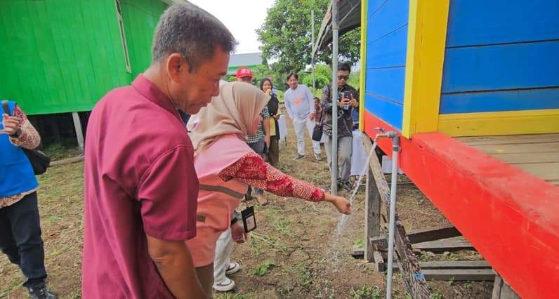 Warga Tanjung Palas Hilir mencoba sarana air bersih yang diberikan oleh PLN UP3 Kaltara. (Foto: PT PLN UID Kaltimra)