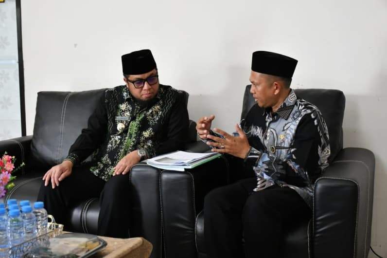 Wabup Paser, Ikhwan Antasari (kiri) bersama Kepala Kantor Kementerian Haji dan Umrah Kabupaten Paser, Abdurrahman. (Foto: Luthfi/Pusaranmedia.com)