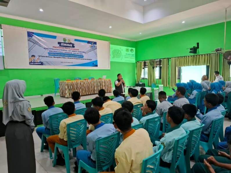 Sosialisasi pencegahan dan penyalahgunaan narkoba oleh Sat Resnarkoba Polres Paser di SMK Negeri 1 Tanah Grogot. (Foto: Dok.Sat Resnarkoba Polres Paser)