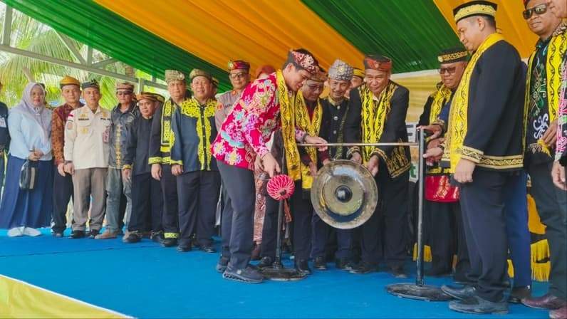 Bupati Nunukan H Irwan Sabri saat membuka Iraw Tidung Borneo Bersatu. (Foto: Diansyah/Pusaranmedia.com)
