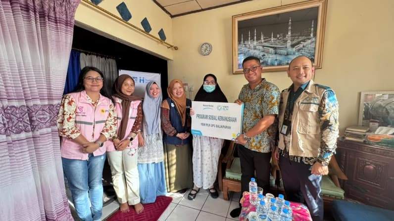 Srikandi PLN UP3 Balikpapan bersama yayasan memberikan bantuan kaki palsu kepada Risca Meliana, Jumat (18/9/2026). (Foto: PT PLN UID Kaltimra)