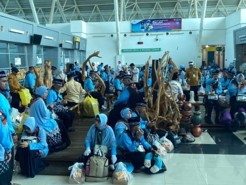Ratusan Calon Haji di Bandara Kalimarau. (Foto: Nur Hidayah/Pusaranmedia.com)