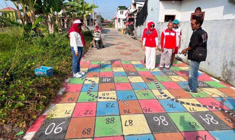 Lukisan permainan ular tangga raksasa yang menghiasi jalan di, RT 12 Kelurahan Karang Ambun, Tanjung Redeb. (Foto: Nur Hidayah/Pusaranmedia.com)