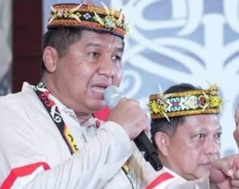 Atribut yang dikenakan kedua menteri tersebut merupakan topi adat khusus perempuan Dayak Kenyah. (Foto: Istimewa)