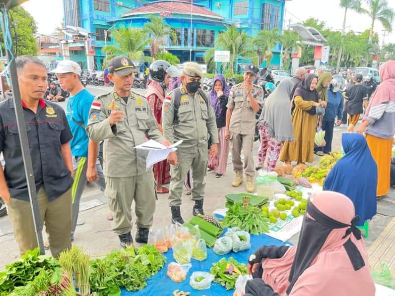 Petugas Satpol PP Nunukan melakukan pendataan pedagang di Pasar Tani Alun-alun Nunukan. (Foto: Diansyah/Pusaranmedia.com)