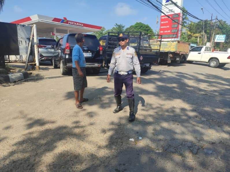 Petugas Dishub berjaga dan mengatur arus kendaraan untuk mencegah antrean mengganggu kelancaran lalu lintas. (Foto: Dishub Berau)
