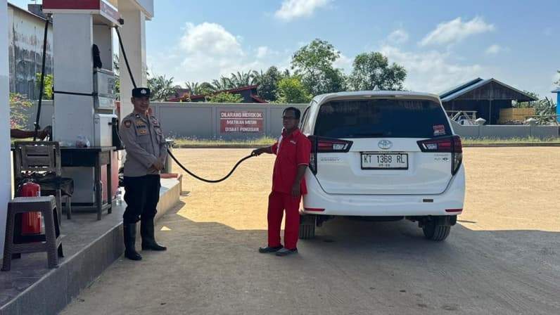 Momen polisi saat memantau SPBU di Kecamatan Telen, Kabupaten Kutai Timur. (Foto: Dok.Polres Kutim)