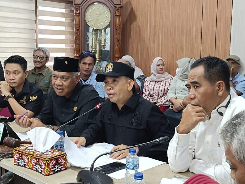 Ketua DPRD Balikpapan, Alwi Al Qadri (tengah) meminta data BPJS Ketenagakerjaan diperbaiki dalam RDP di ruang rapat gabungan, Jumat (1/6/2026). (Foto: Achmad Fadillah/Pusaranmedia.com)