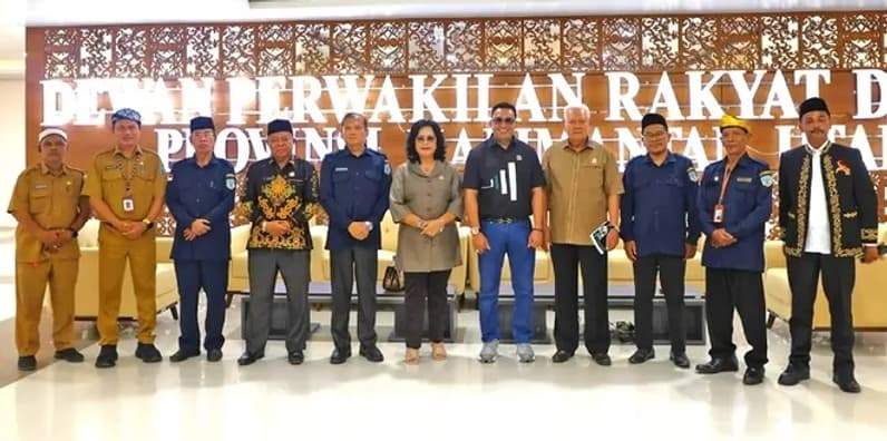 Momen foto bersama usai RDP di Kantor DPRD Kaltara. (Foto: Istimewa)