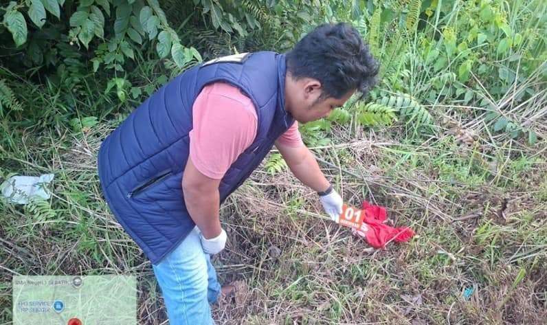 Personel Polsek Sebatik Timur saat menunjukkan lokasi ditemukannya jasad bayi perempuan. (Foto: Istimewa)