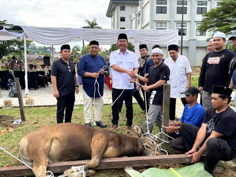 Prosesi Penyembelihan Hewan Kurban Disaksikan Ekti Imanuel dan Agusriansyah Ridwan. (Foto: Humas DPRD Kaltim)