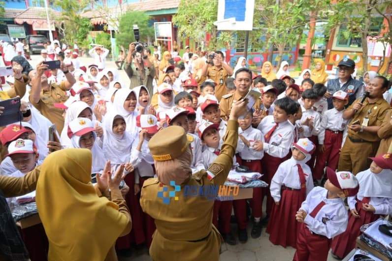 Wali Kota Bontang, Neni Moerniaeni Bagi Seragam Gratis dr SDN 012 Bontang Selatan (Dok:Prokompim Bontang)