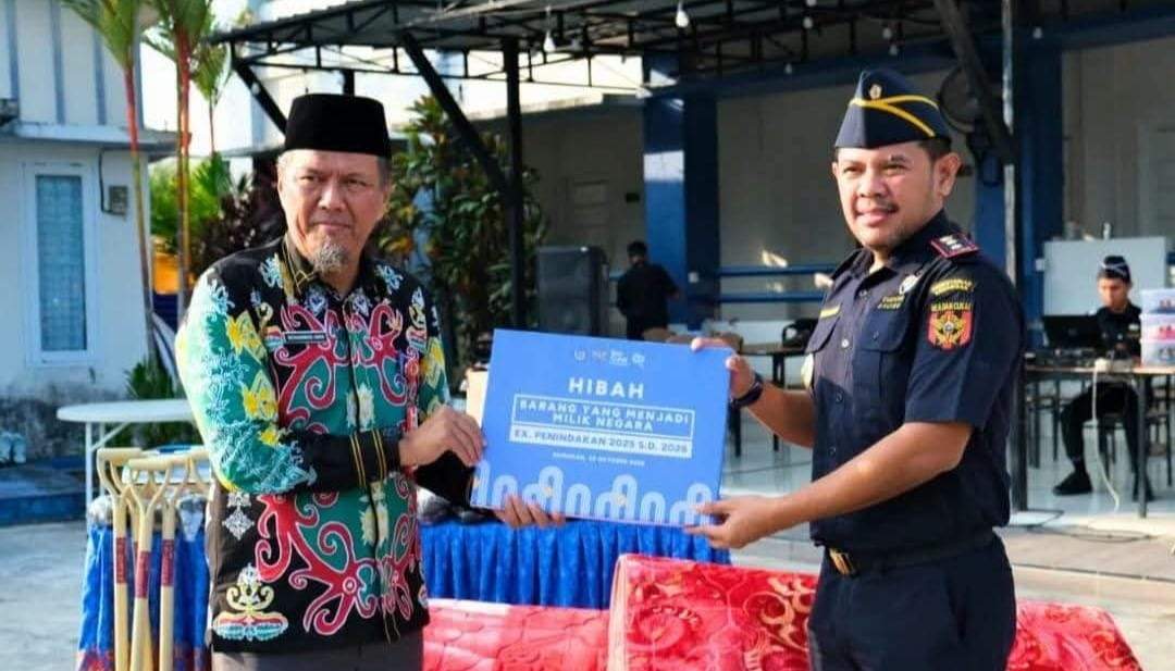 Kepala KPPBC Nunukan menyerahkan secara simbolis BMN kepada Asisten 1 Setda Nunukan H Muh Amin (Foto: Diansyah/pusaranmedia.com)