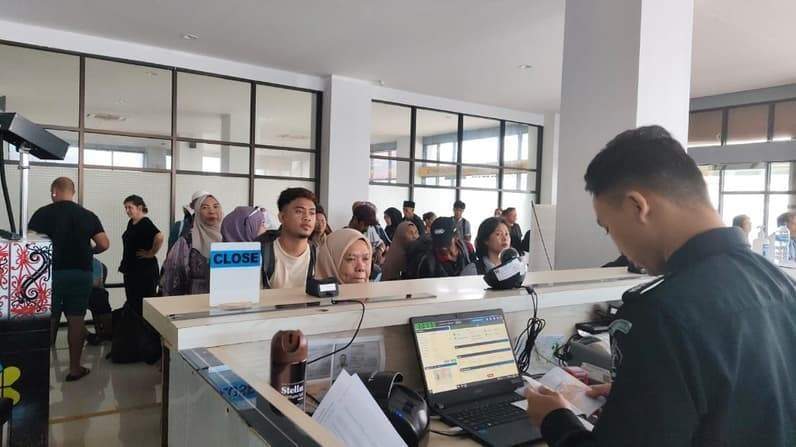 Kounter kedatangan pelaku perjalanan internasional di Pelabuhan Tunon Taka Nunukan (Foto: Diansyah/pusaranmedia.com)