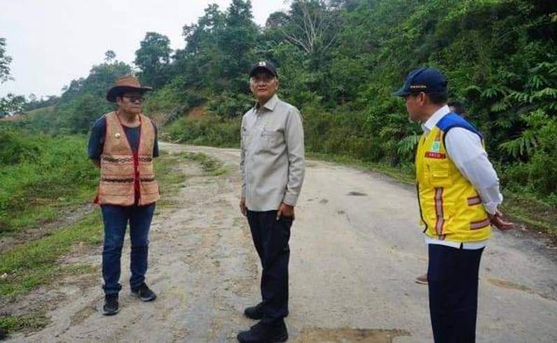 Menteri PU Dody Hanggodo saat meninjau akses jalan di Krayan. (Foto: Camat Krayan)