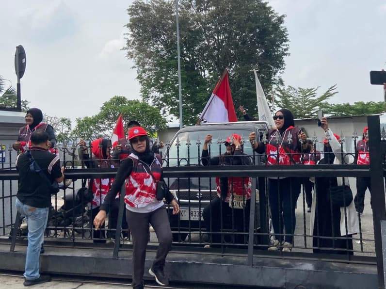 TRC PPA Kaltim lakukan aksi demonstrasi di depan Kantor Gubernur Kaltim, Senin (19/10/2026). (Foto: Tri/Pusaranmedia.com)