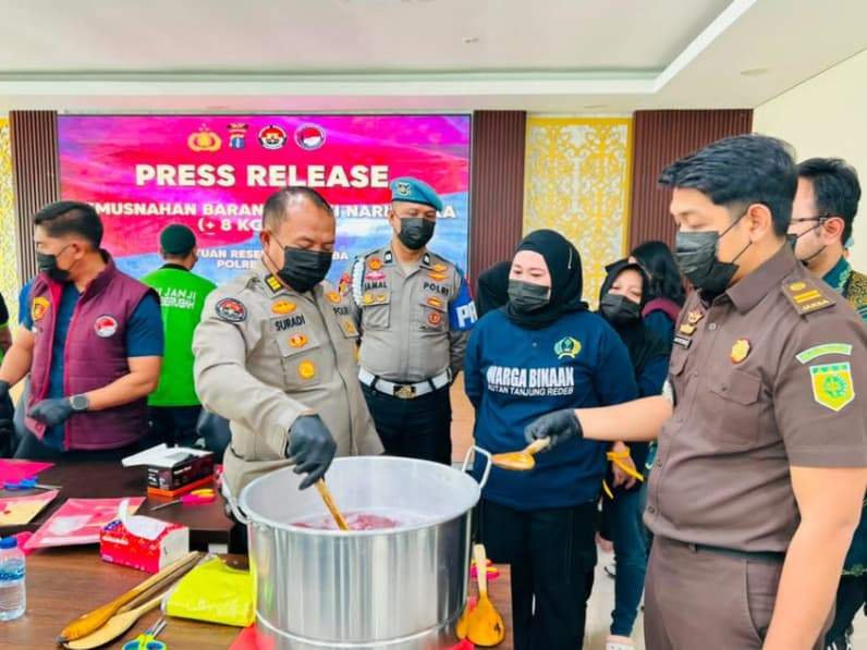Pemusnahan 8kg sabu di Polres Berau. (Foto: Nur Hidayah/ pusaranmedia.com)