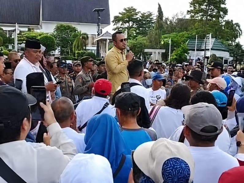 Gubernur Kaltim Rudy Mas'ud saat menemui massa aksi. (Foto: Korlap Aksi Suriansyah).